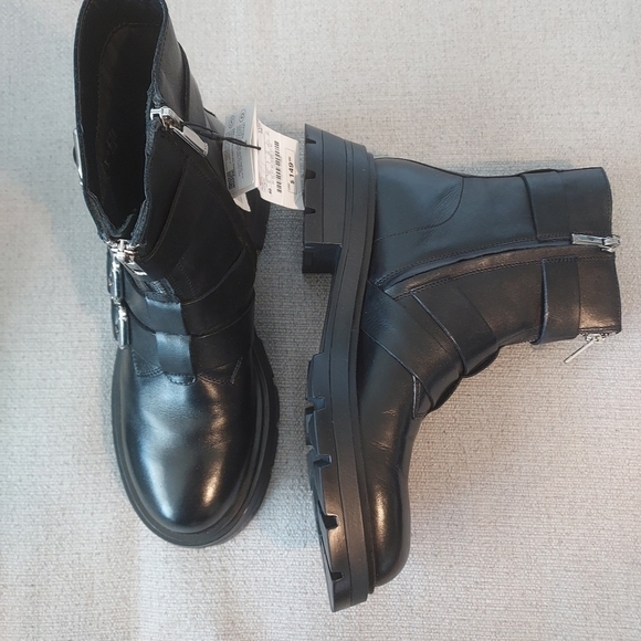 ZARA low heeled Leather ankle boots with buckles - Picture 4 of 11